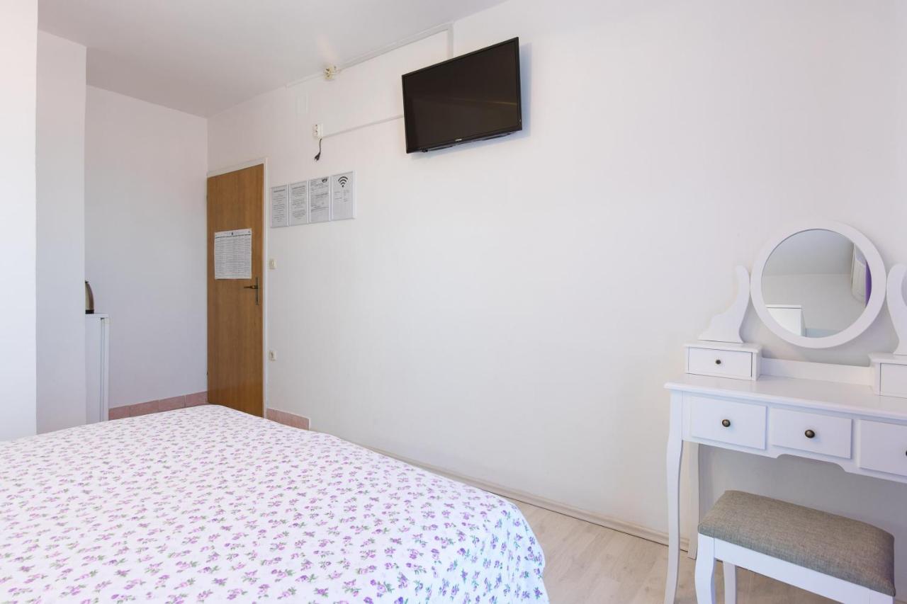 Apartment & Rooms Ivica Krk Town Exterior photo